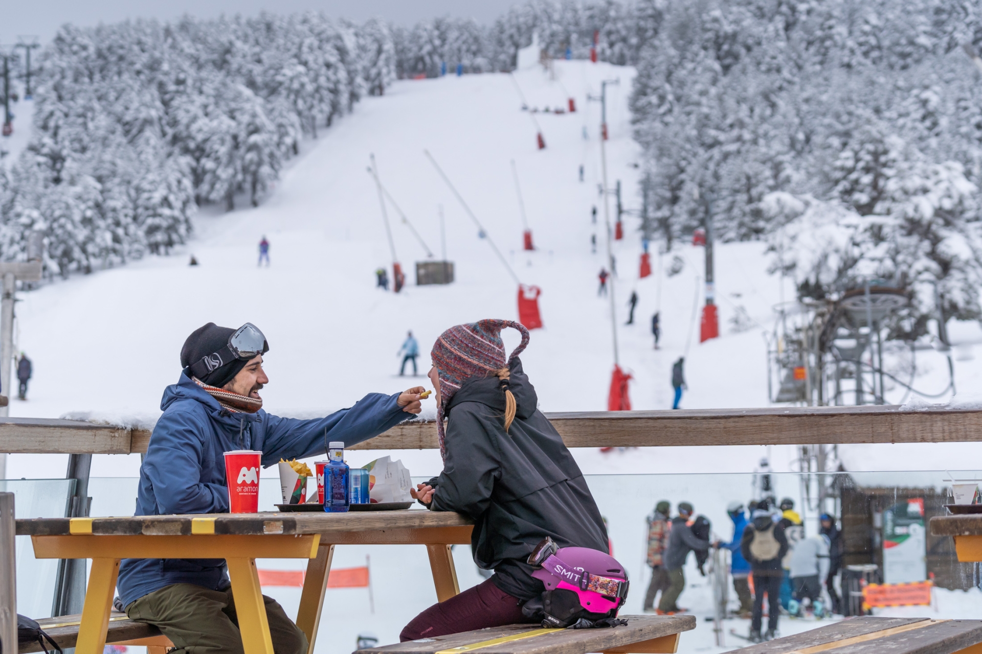 Bus blanco Nieve de Teruel Valdelinares / Javalambre